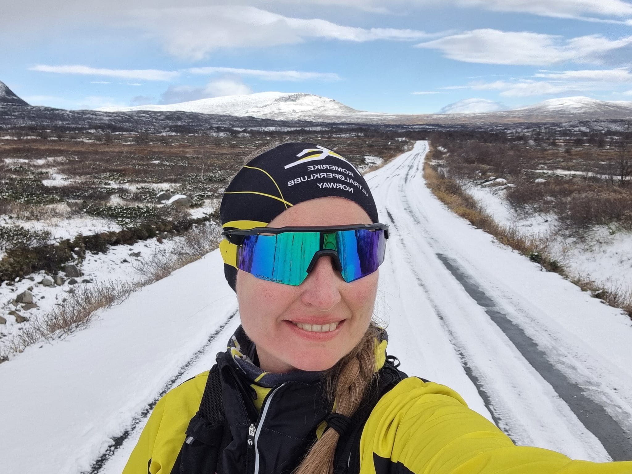 Isabel (ultra) og Louise (maraton) løp på delvis vinterføre i Jotunheimen